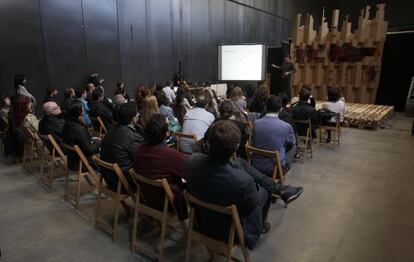 Una reunión, el pasado fin de semana, en la feria de emprendedores.