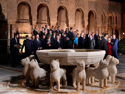 Los líderes asistentes a la cumbre se preparaban el jueves para la foto en el patio de los Leones de la Alhambra, en Granada.