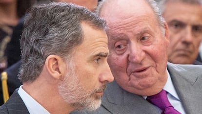 King Felipe VI (l) and Juan Carlos in 2019.