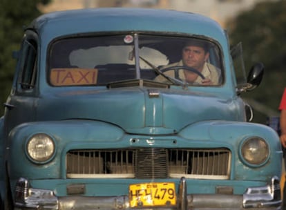 Un coche de los años 50 utilizado como taxi circula por La Habana, donde las autoridades han reanudado la concesión de licencias para el transporte privado.