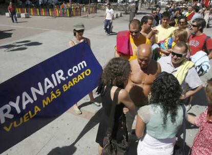 Cuatro horas antes ya había gente esperando en la calle para conseguir unos de los 200 billetes gratis