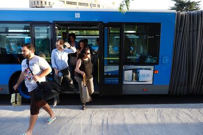 Usuarios del metro bajan del autobus tras terminar su recorrido. En la imagen, autobús especial SE2 a su llegada a la estación de Sierra de Guadalupe en Vallecas.