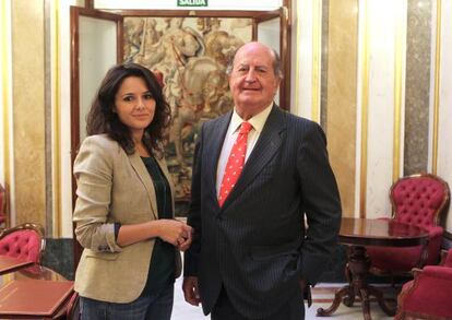 La diputada más joven, Sara Dueñas, junto al de mayor edad, Juan Manuel Albendea.