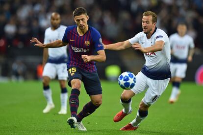 El defensa del Barcelona Clement Lenglet despeja el balón ante la presión del delantero del Tottenham Harry Kane.