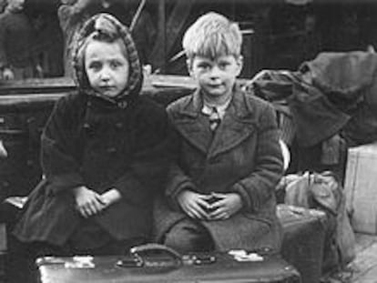 Dos niños repatriados en la cubierta del <b></b><i>Vicente Puchol,</i> en el puerto de Barcelona.