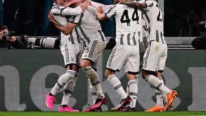 Los jugadores de la Juventus celebran un gol en la ida de los cuartos de final de la Europa League.