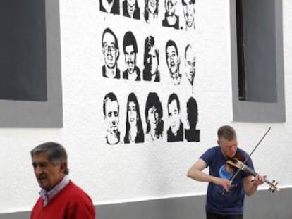 Pintadas a favor del acercamiento de presos etarras al País Vasco, este sábado en Hernani. 