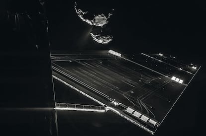 La sonda &#039;Philae&#039; tom&oacute; esta imagen en la que se ve un ala de Rosetta y el cometa al fondo.