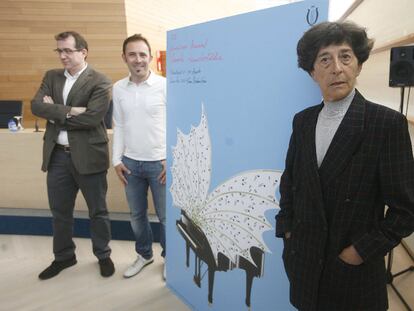 La artista Esther Ferrer junto al cartel que ha diseñado para la edición de la Quincena Musical de este año.