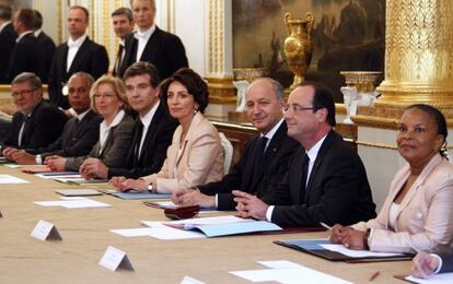 Primera reuni&oacute;n del consejo de ministros, en el Palacio del El&iacute;seo de Par&iacute;s.