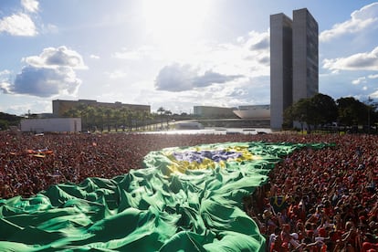 Seguidores de Lula da Silva despliegan una gigantesca bandera brasileña frente al Palacio de Planalto, durante la toma de posesión del nuevo presidente.