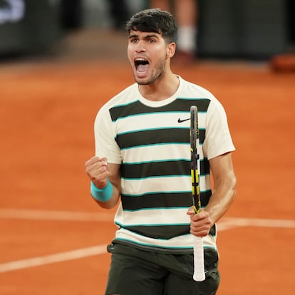 Spain's Carlos Alcaraz reacts as he plays against Italy's Lorenzo Musetti during their semifinal match of the French Tennis Open at the Roland-Garros stadium in Paris, Friday, June 6, 2025. (AP Photo/Aurelien Morissard)