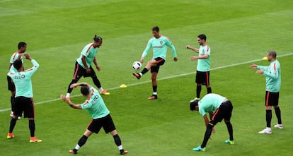 Cristiano Ronaldo domina el balón en el último entrenamiento de Portugal.