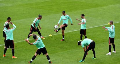 Cristiano Ronaldo domina el balón en el último entrenamiento de Portugal.