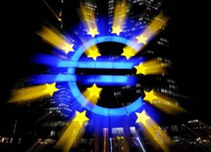 Imagen del signo del Euro que se refleja en frente del Banco Central Europeo (BCE) en Frankfurt Main (Alemania). EFE/Archivo