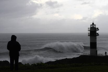 Litoral cercano a isla Pancha, en Ribadeo, Lugo, en el límite con Asturias. El faro se ha reconvertido recientemente en hotel.