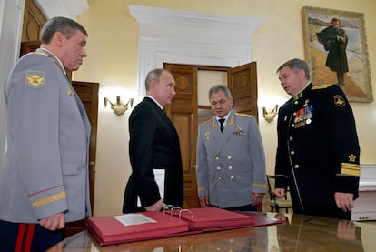 El presidente de Rusia, Vladímir Putin, junto a la cúpula militar en la celebración del Día del Oficial de Inteligencia Militar, en noviembre de 2018 en Moscú.