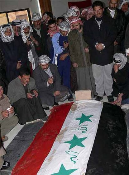 Seguidores de Sadam rezan frente a la tumba del dictador en Auya.