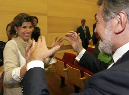 San Gil saluda efusivamente a Mayor Oreja, ayer en un homenaje a víctimas del terrorismo.