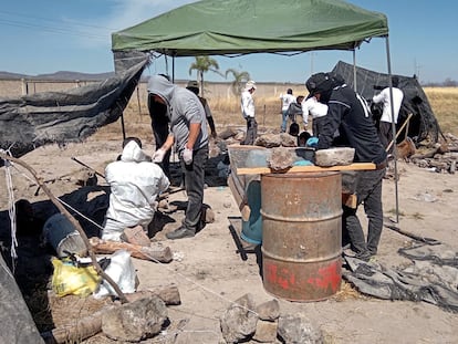 Peritos y miembros del colectivo 'Guerreros Buscadores de Jalisco' durante el hallazgo de un crematorio clandestino en Teuchitlán, Jalisco
