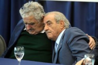El empresario español Juan José Hidalgo, presidente de Globalia, grupo al que pertenece Air Europa, abraza al presidente Uruguay José Mujica