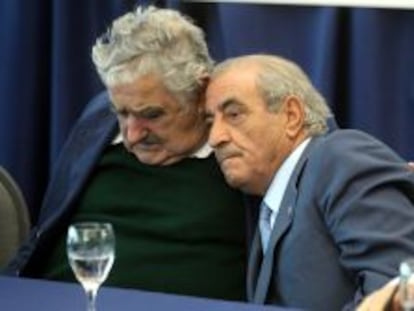  El empresario espa&ntilde;ol Juan Jos&eacute; Hidalgo, presidente de Globalia, grupo al que pertenece Air Europa, abraza al presidente Uruguay Jos&eacute; Mujica