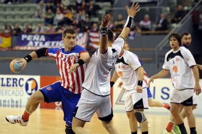 Julen Aguinagalde lanza a portería durante el partido ante el Palma Río