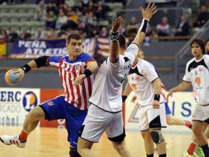 Julen Aguinagalde lanza a portería durante el partido ante el Palma Río