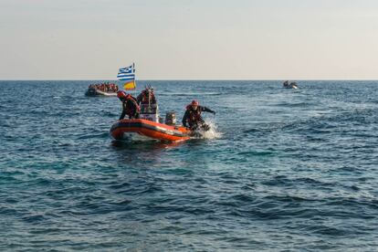 Sergio, Manuel y Álvaro, miembros de PROEM-AID guían dos embarcaciones al amanecer hacia la orilla desde las costas turcas.