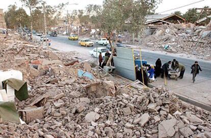 Los supervivientes del terremoto se concentran en las calles ante la ausencia de edificios donde refugiarse.