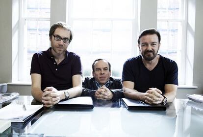 Stephen Merchant, Warwick Davis y Ricky Gervais en una imagen promocional de la serie