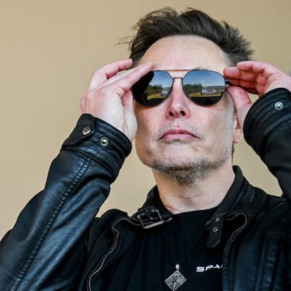 FILE PHOTO: U.S. President-elect Donald Trump and Elon Musk watch the launch of the sixth test flight of the SpaceX Starship rocket in Brownsville, Texas, U.S., November 19, 2024. Brandon Bell/Pool via REUTERS/File Photo