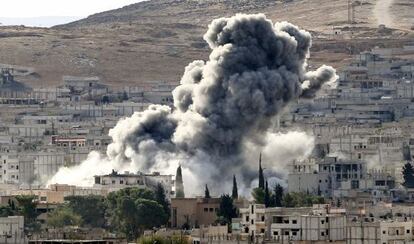 Columna de humo sobre Kobane tras un ataque aéreo de la coalición.
