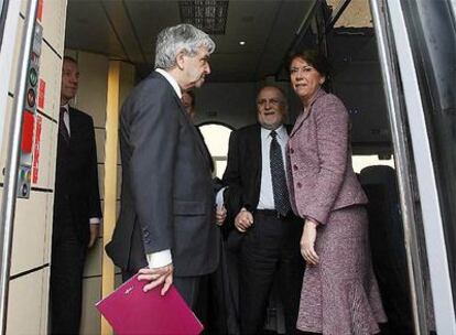 La ministra de Fomento conversa con el presidente de RENFE, José Salgueiro, a bordo de un AVE Siemens 103 en pruebas en la estación de Tarragona, llegar a la estación de Sants.