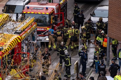 Several firefighters work in the area where the fire has occurred. 