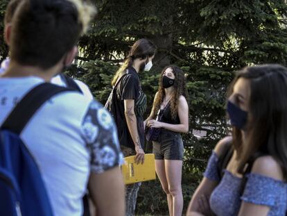 Pruebas de selectividad en Lleida, en el cuarto día de confinamiento tras la aparición de nuevos brotes de coronavirus.