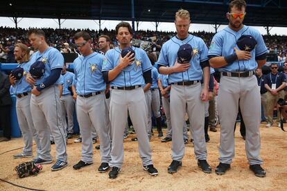 Jugadores del equipo Tampa Bay Rays durante el minuto de silencio por las víctimas del atentado de Bruselas.