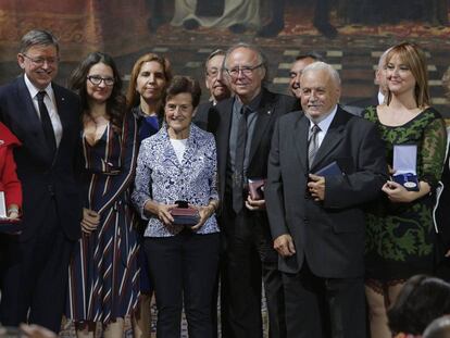 El presidente Ximo Puig, con los premiados por la Generalitat este 9 d'Octubre.