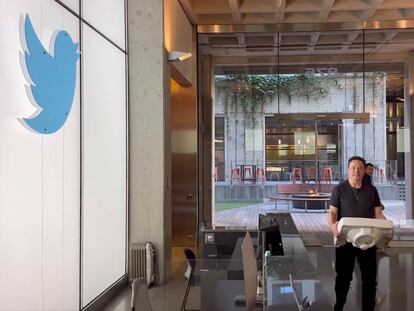 Elon Musk entering Twitter headquarters carrying a sink through the lobby area on Wednesday.