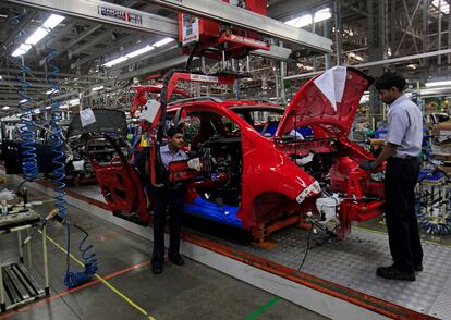 Empleados trabajando en una planta de montaje de General Motors situada en Talegaon, India.