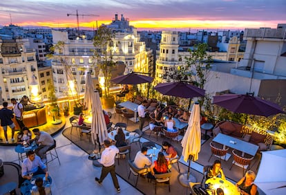 Una terraza en el ático de un edificio de Valencia.