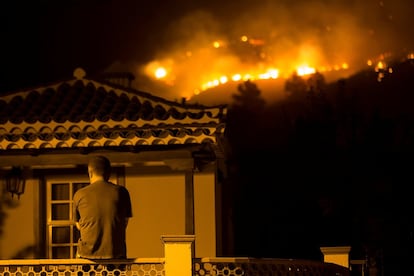 Un hombre contempla el fuego descontrolado en Las Manchas, al sur de La Palma. 