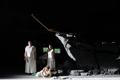 Olga (Aryeh Nussbaum Cohen), Masha (Cameron Shahbazi) e Irina (Dennis Orellana) en el desolador final de la ópera ‘Tres hermanas’ de Péter Eötvös.