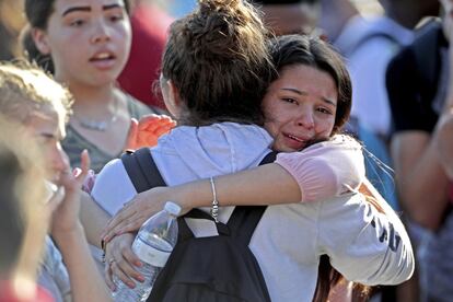 Dos estudiantes se abrazan, tras conocer el fatal desenlace del tiroteo en Marjory Stoneman Douglas High School en Parkland.