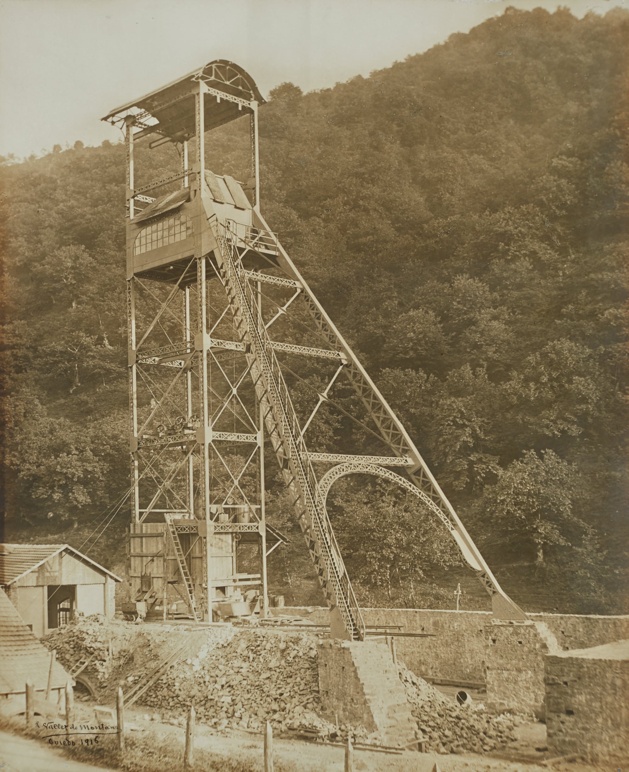 Detalle del castillete del pozo principal de Santa Bárbara. Turón, Mieres, 1916. Muséu del Pueblu d'Asturies.