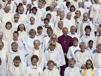El arzobispo de Canterbury, Justin Welby, con mujeres pastores.