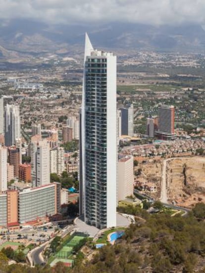 La Torre Lúgano es el techo del skyline de Benidorm, alcanzando la cota de 287 metros sobre el nivel del mar. |