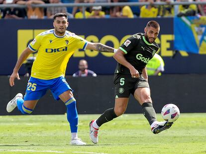 David López despeja ante la presión de Maxi Gómez, del Cádiz.