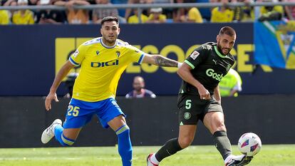 David López despeja ante la presión de Maxi Gómez, del Cádiz.