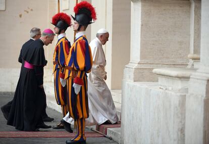 El arzobispo Georg Ganswein (i) y el papa Francisco (d), antes de la reunión.